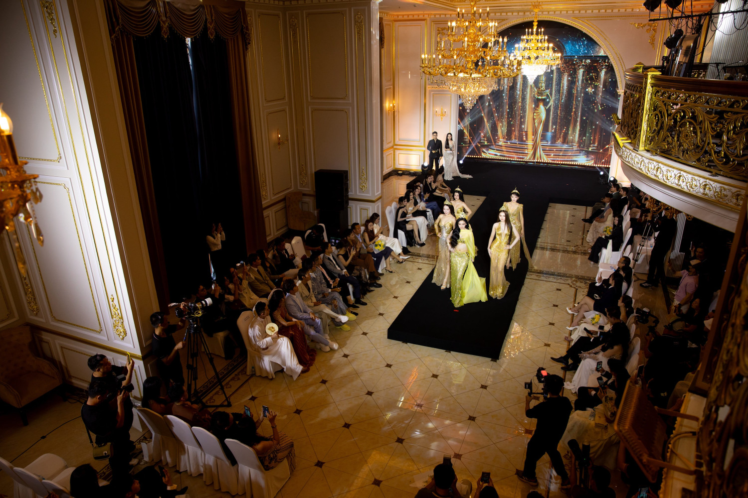 LA ROYAL HALL
